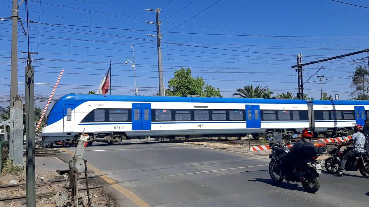 Trenes Pasando por el cruce a nivel de Paine Centro. 