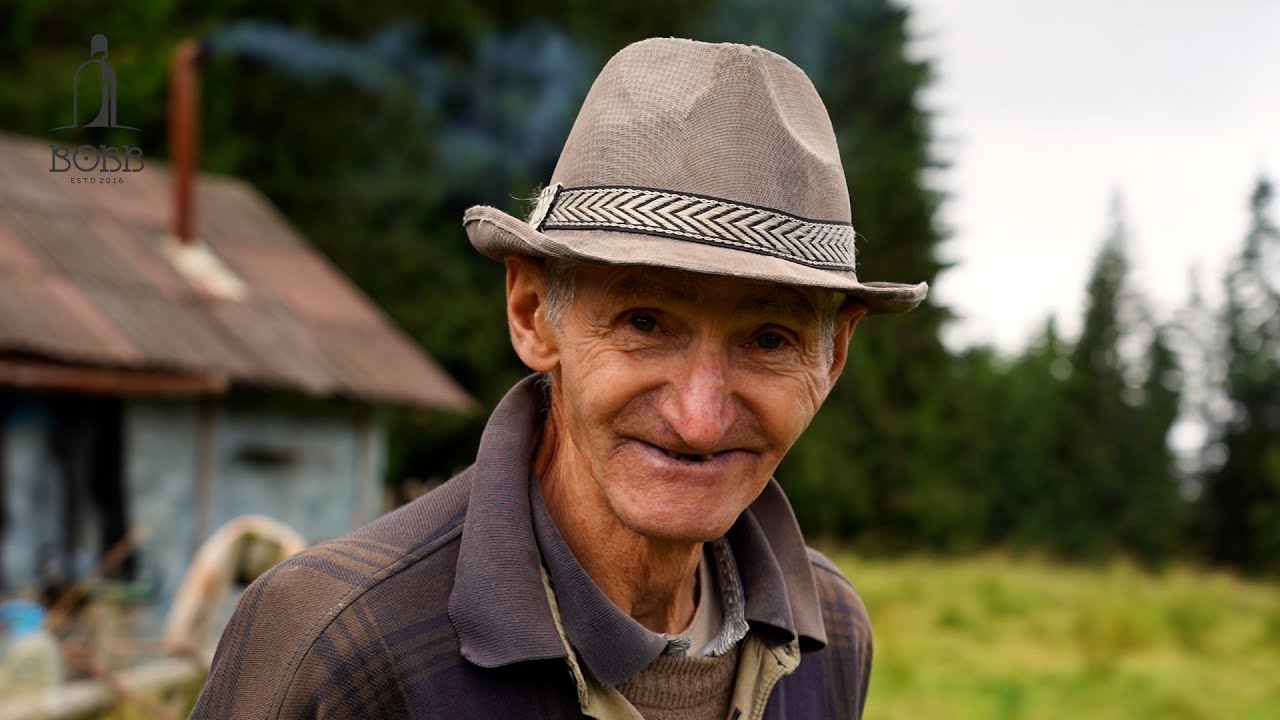 La 74 de ani Badea Petrea stă singur pe munți cu oile | Ursul a luat un miel din turmă EP.2