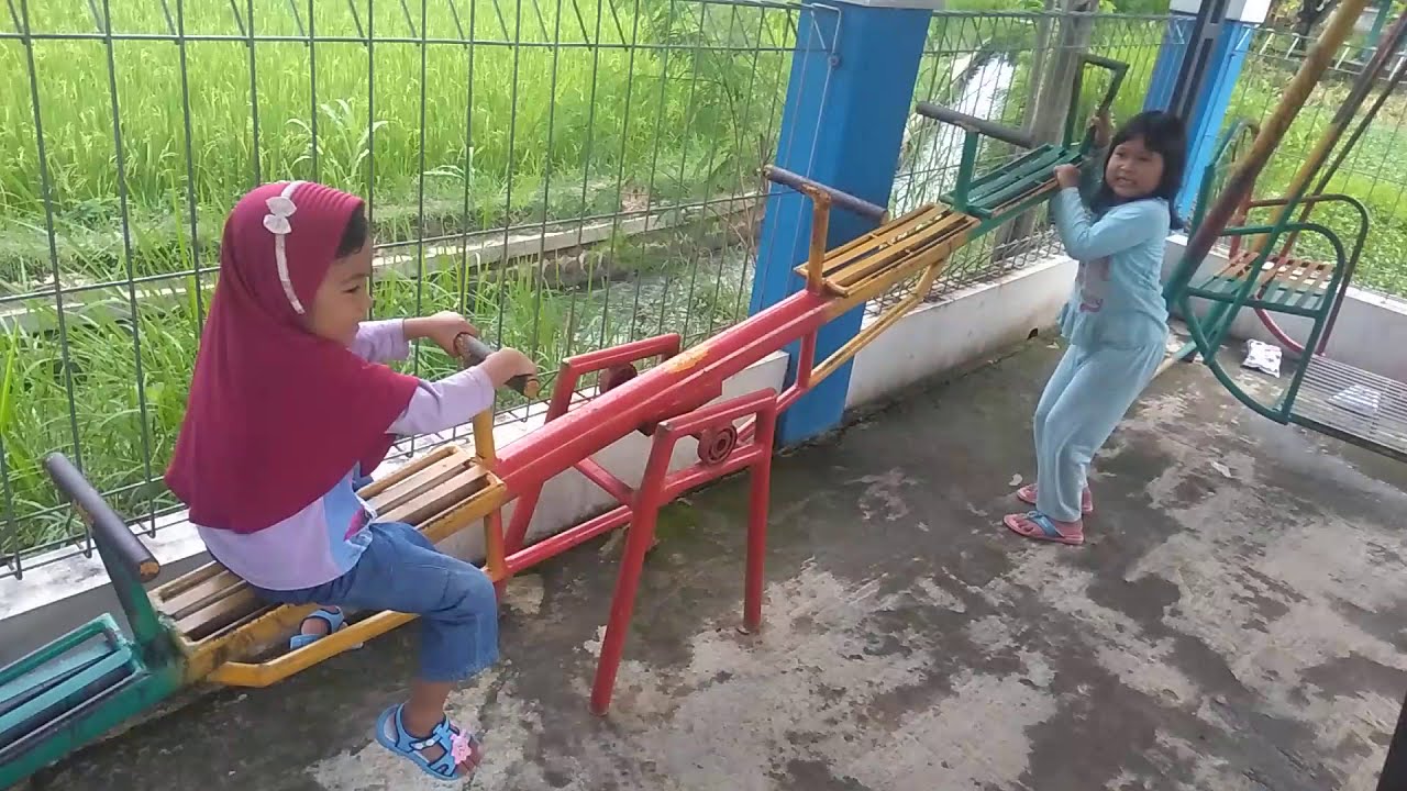 DEDE TIARA BERMAIN JUNGKIT JUNGKITAN
