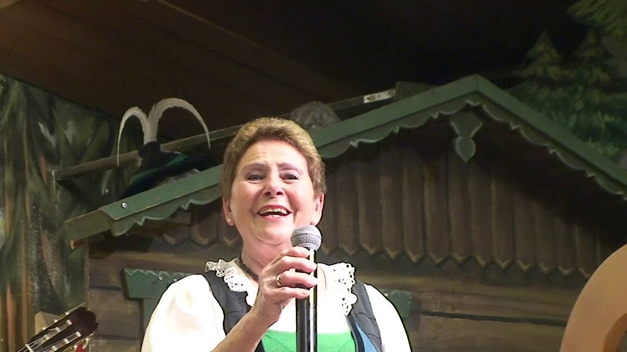 Yodelling song performed by the Gundolf Family in Innsbruck / Austria
