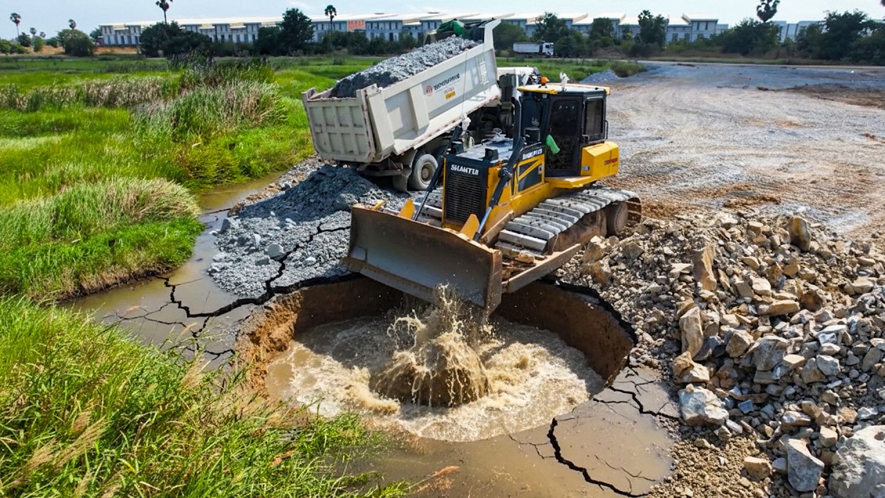 Activities project Truck DONGFENG 25.5Ton By Use DOZER Shantui Clearing grass and pushing stones