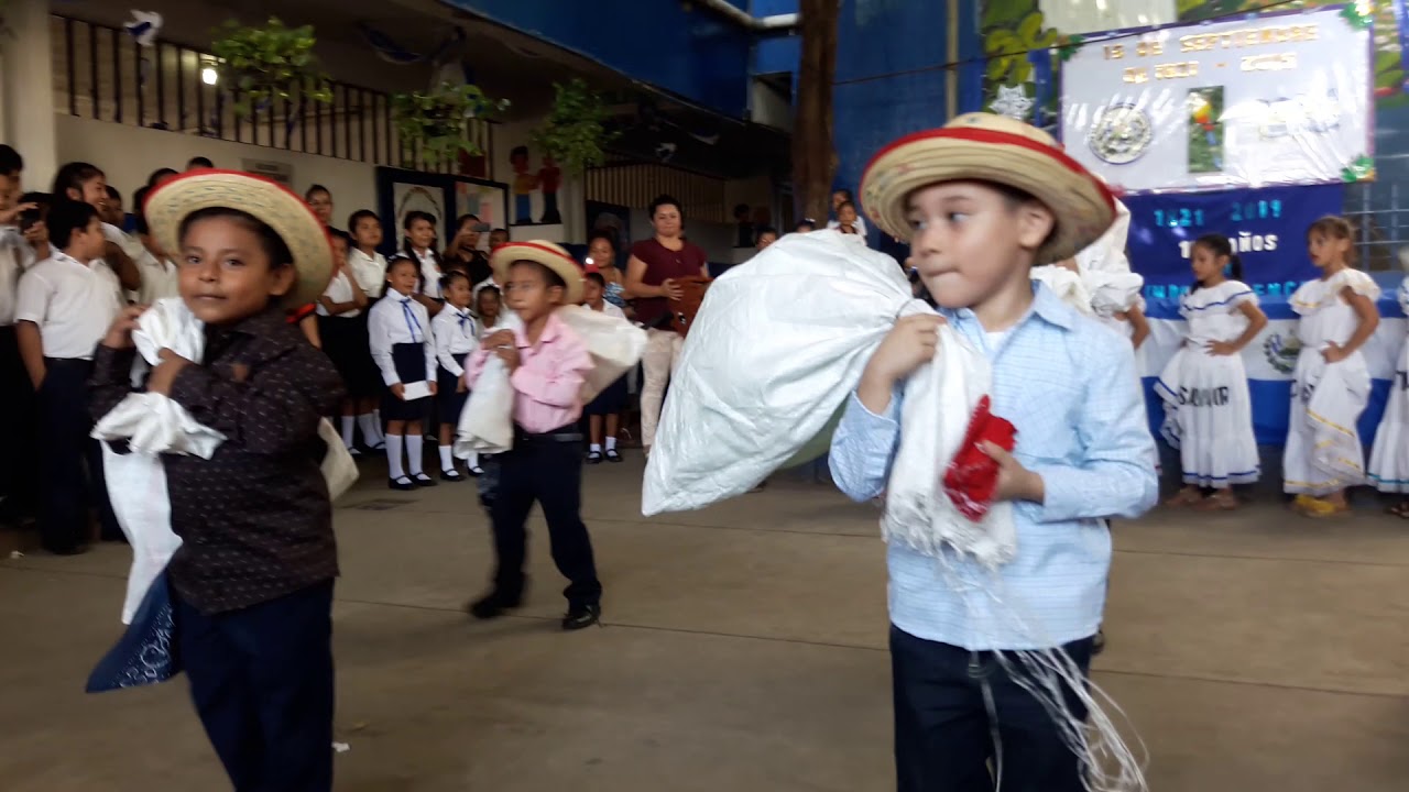 Bailando alumn@s de primer grado y parvularia EL CARBONERO Y TORITO PINTO