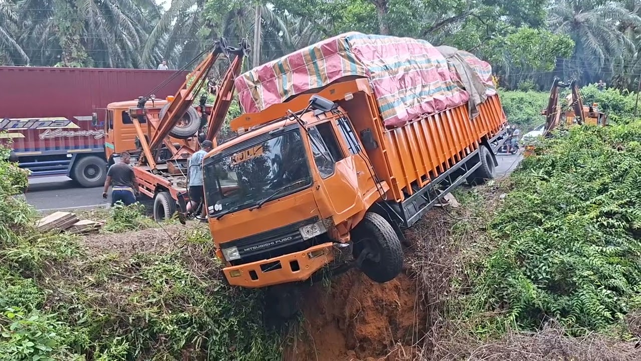 EVAKUASI - rem blong banting setir demi menyelamatkan kendaraan banyak diturunan