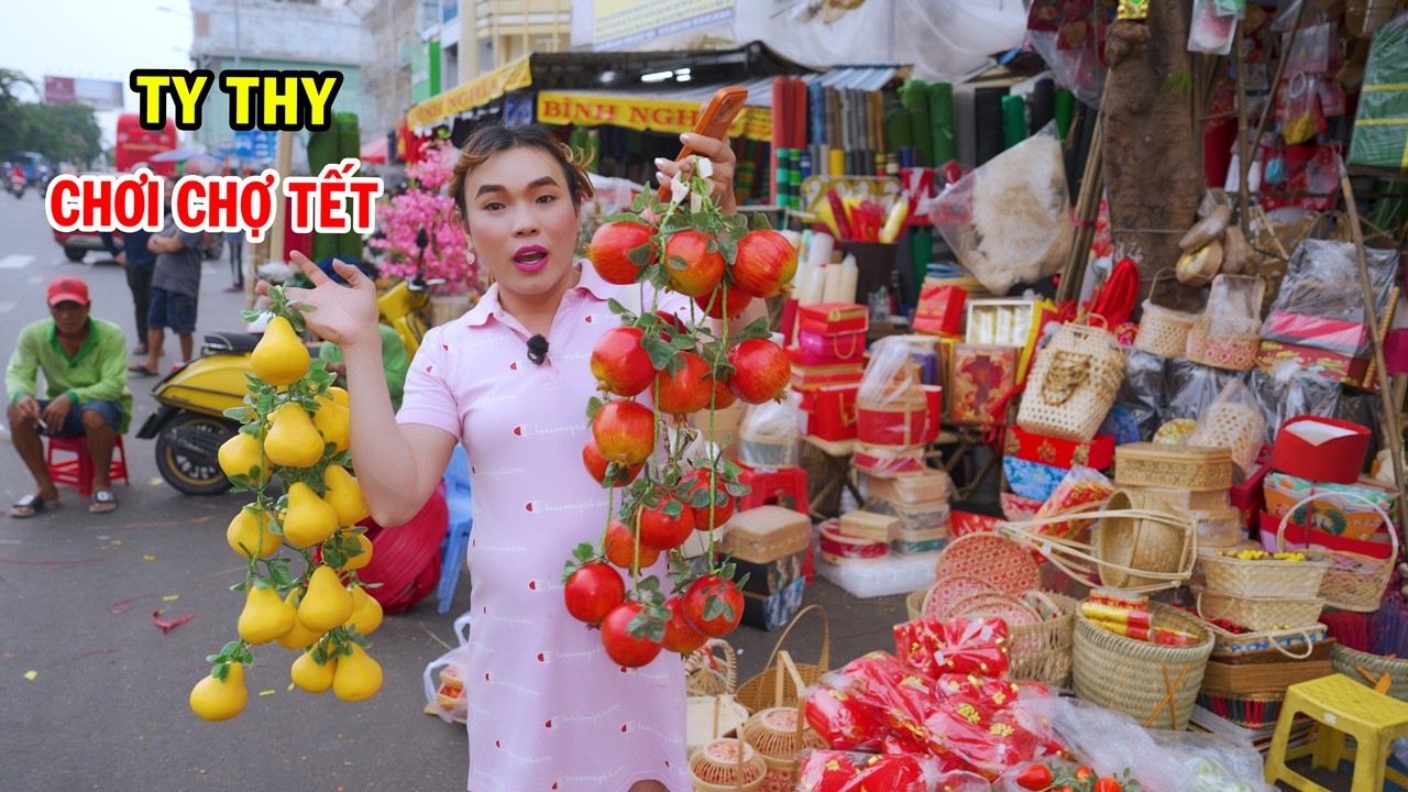 Ty Thy đi chợ Tết mua đồ trang trí quán - Ty Thy Vlog Gỏi đu đủ
