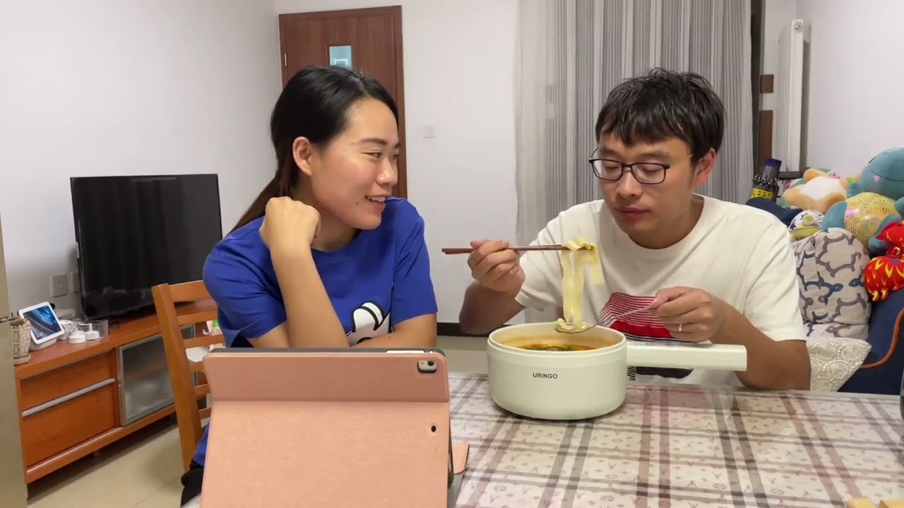 老公加班累得不想说话，媳妇心疼给他做夜宵，小伙幸福的抱住媳妇