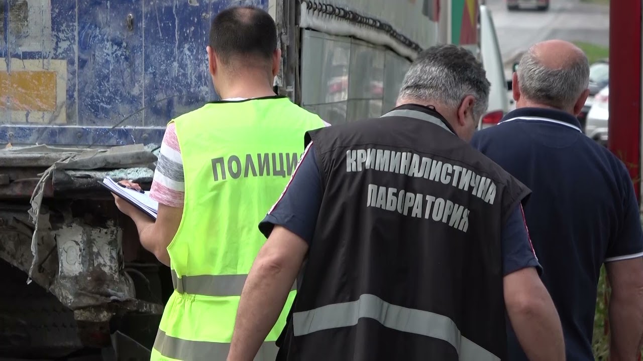 Рожденик и абитуриентка загинаха на място след удар в камион