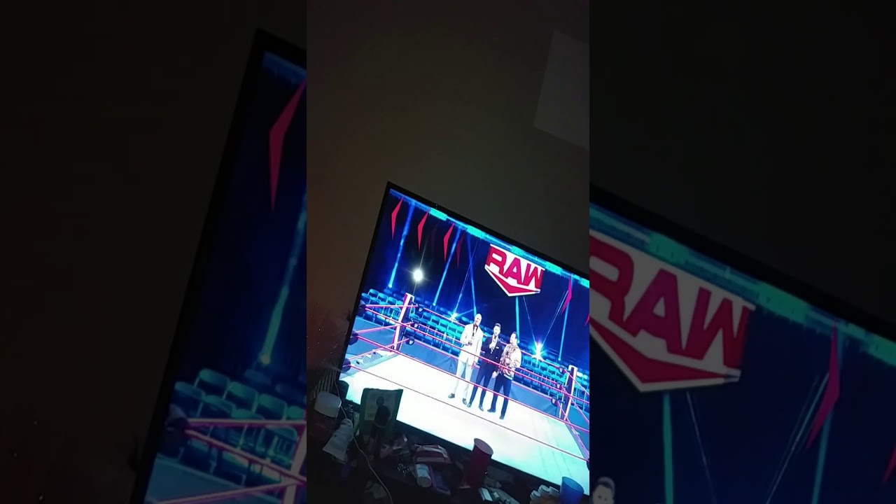 WWE RAW COMPLETELY EMPTY ARENA