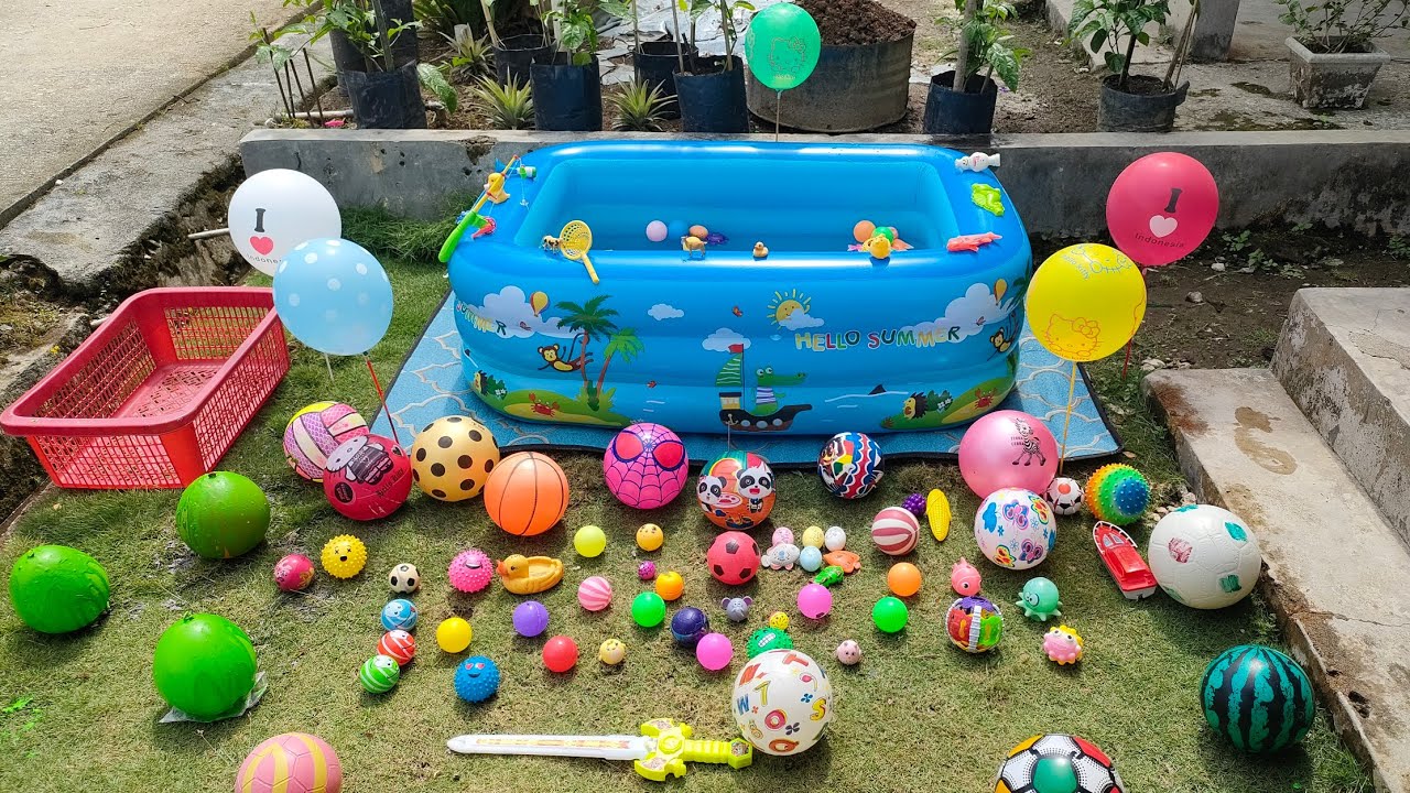 Mencari Bola Basket Mainan & Mandi Bola di Kolam, Meletuskan Balon Berhadiah di Depan Rumah