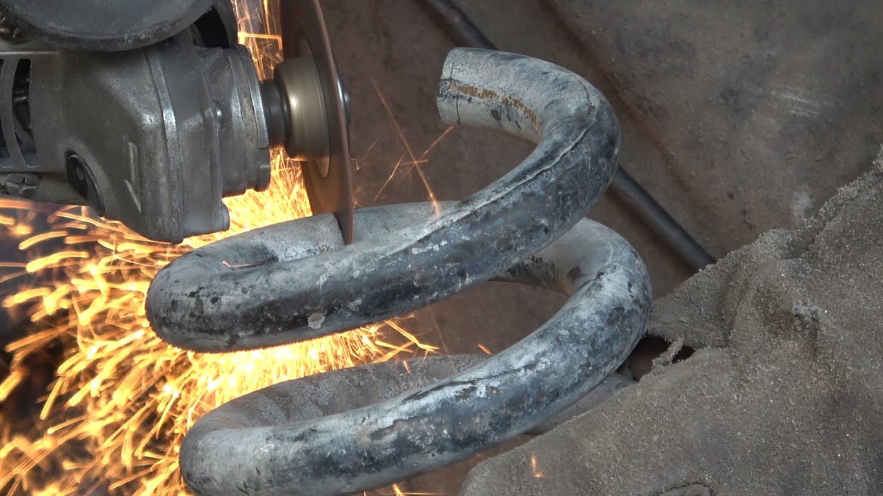 Reciclando fierro viejo para fabricar herramientas de los artesanos en piedra volcánica