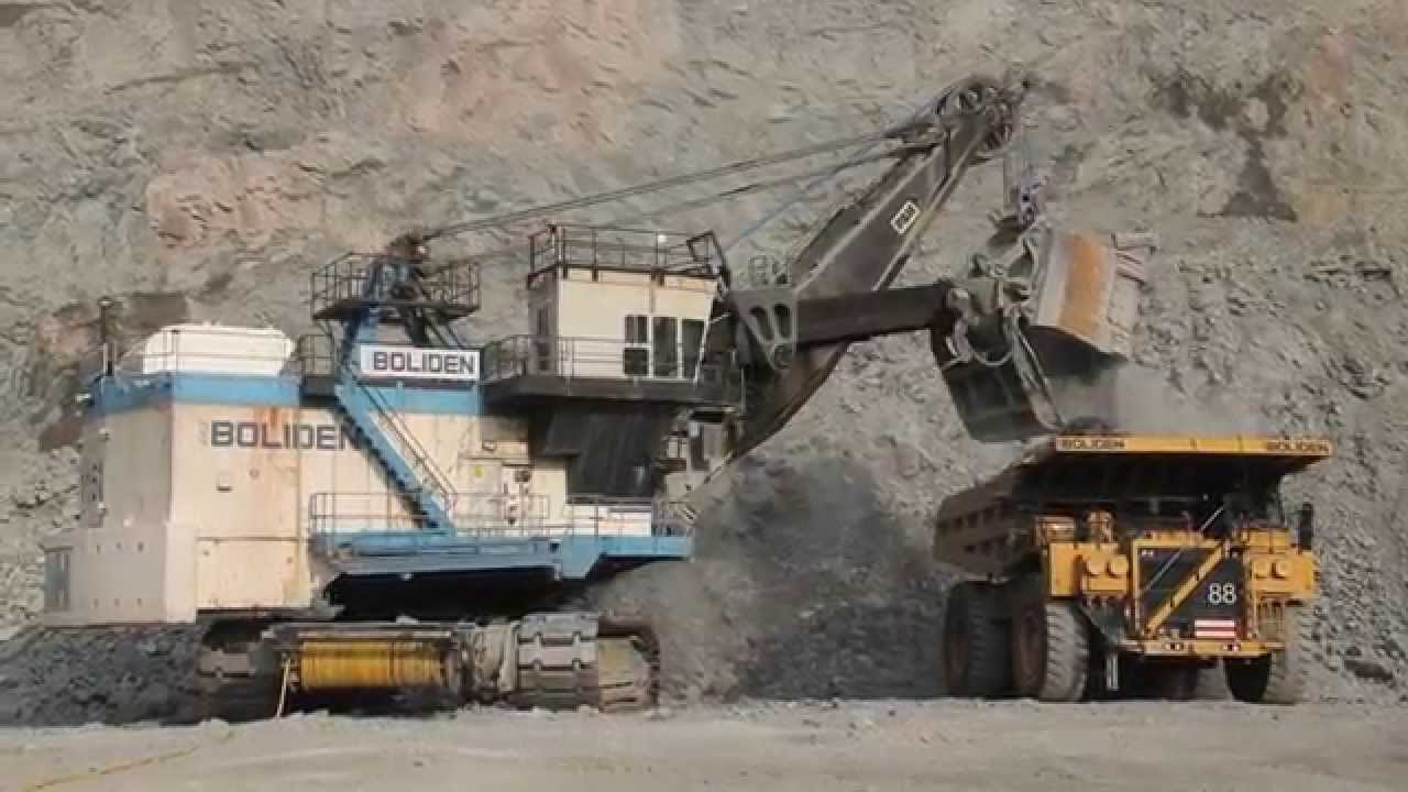 P&H 4100 loading a Caterpillar CAT 793C