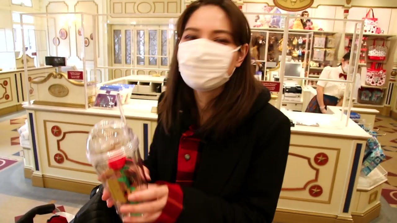最終日はディズニーランド！到着早々弟が…泣く！？まずはお買い物♪欲しい物がたくさん！兄はお小遣いで何買うの？高すぎて買えない…