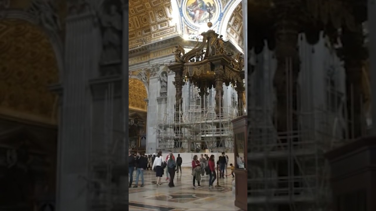 Berninis Baldachin aus dem 17. Jahrhundert im Petersdom ist jetzt einger&uuml;stet