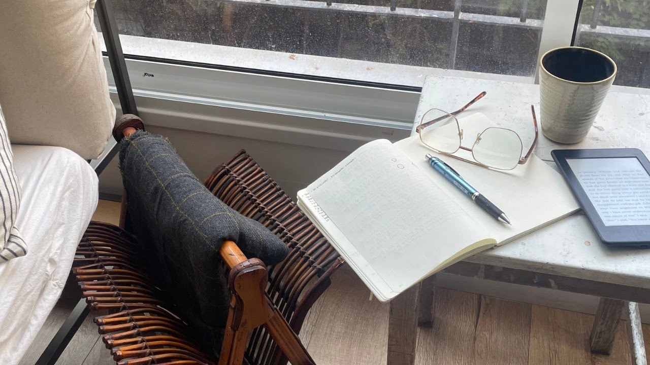 Reading Vlog | Books as Escapism & Days At Home