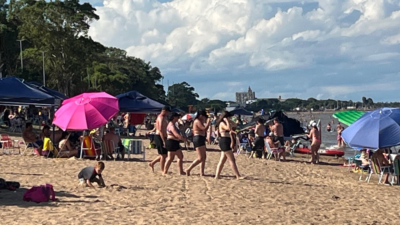 PRAIA DE ARAMBARE LOTADA NA SEGUNDA FEIRA DE CARNAVAL 