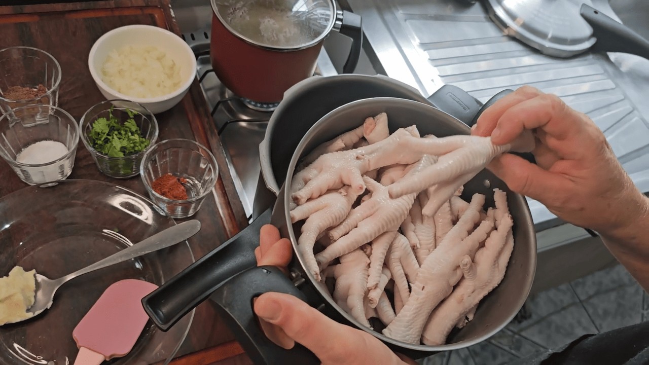 RECEITA PODEROSA DE COLÁGENO! PÉ DE FRANGO QUE FORTALECE OSSOS E PELE