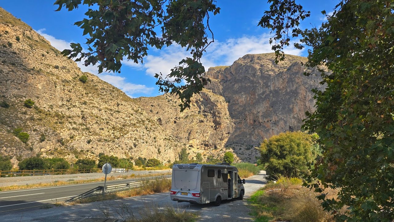 Vlog 12 Camperreis SPANJE in het najaar. Nerja en Frigiliane en 100 bochten in de weg naar Cádiar