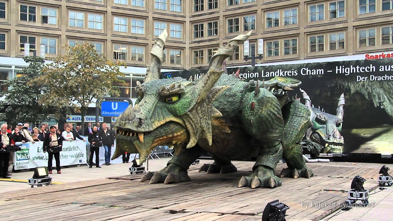 Der Drache vom Alexanderplatz #1, grösster Schreitroboter der Welt
