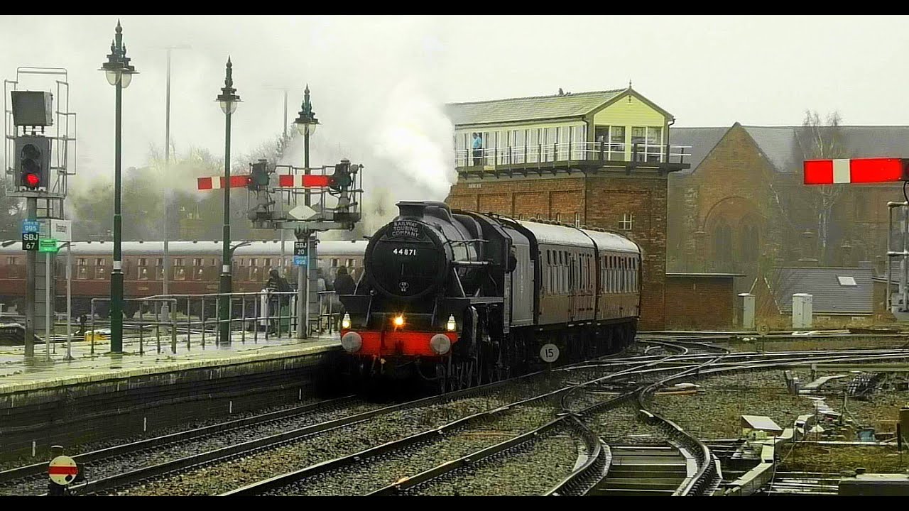 Black 5, 44871, and plenty SEMAPHORES!!! Shrewsbury at Christmas! 11th December 2021