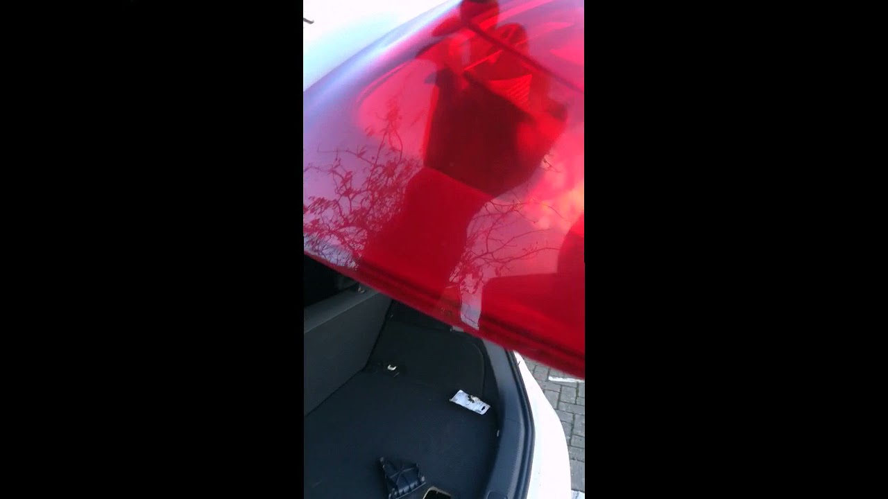 Audi A1 wymiana żarówki w tylnej lampie i jej demontaż.