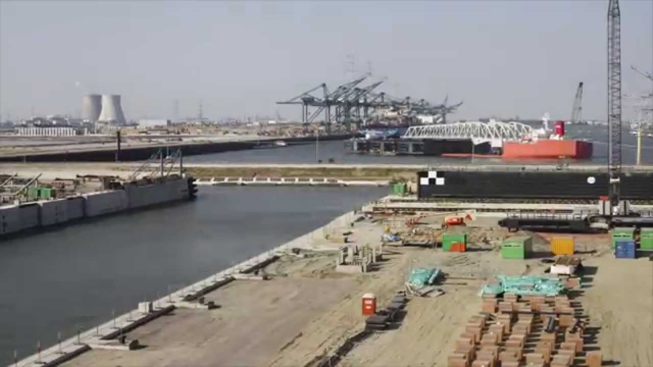 Placement of doors and bridge of Deurganckdock lock