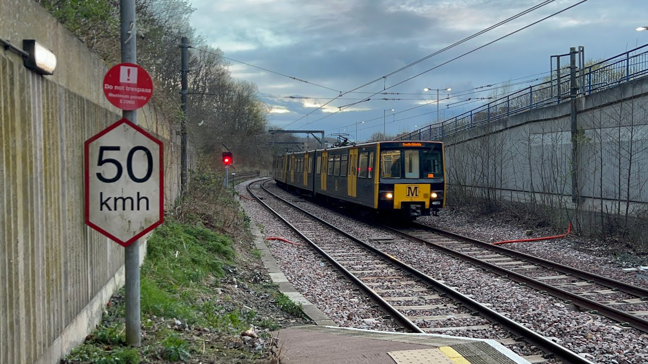 Tyne and Wear Metro - Metrocars 4073/4049 arriving at Heworth (07/04/2022)