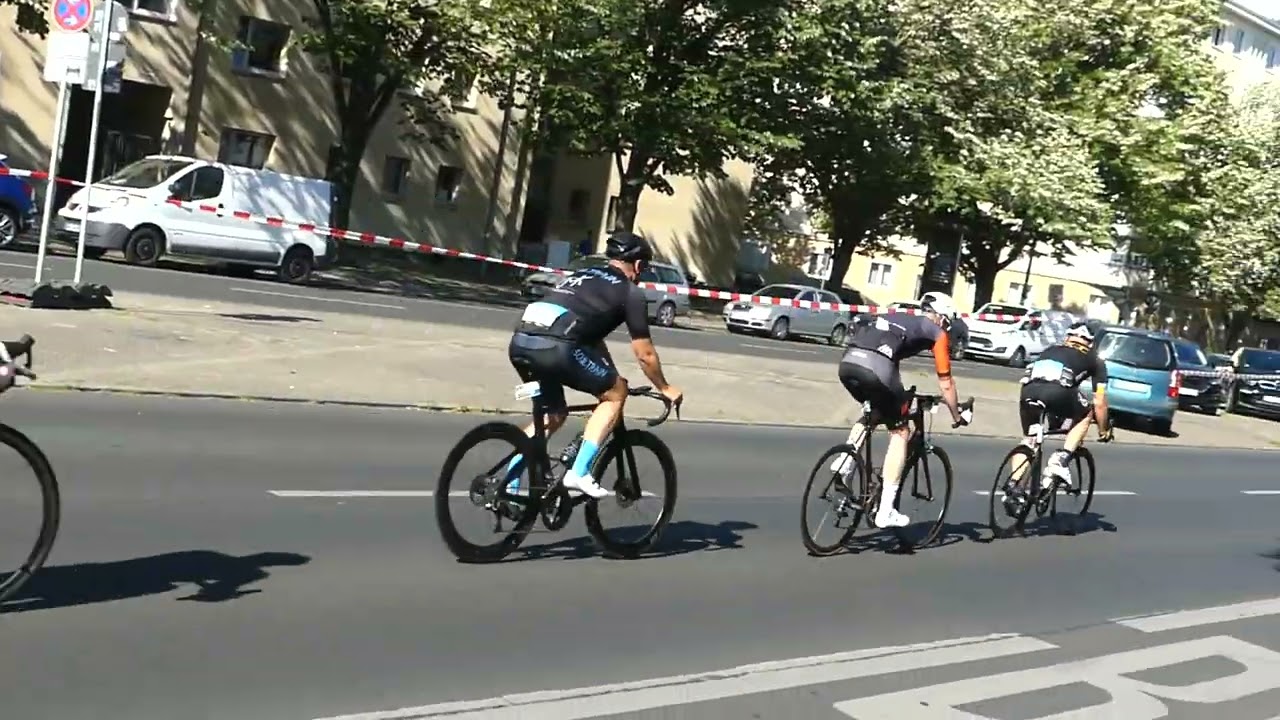 VeloCity Radrennen in Berlin 3 Juli 2022 hohes Tempo