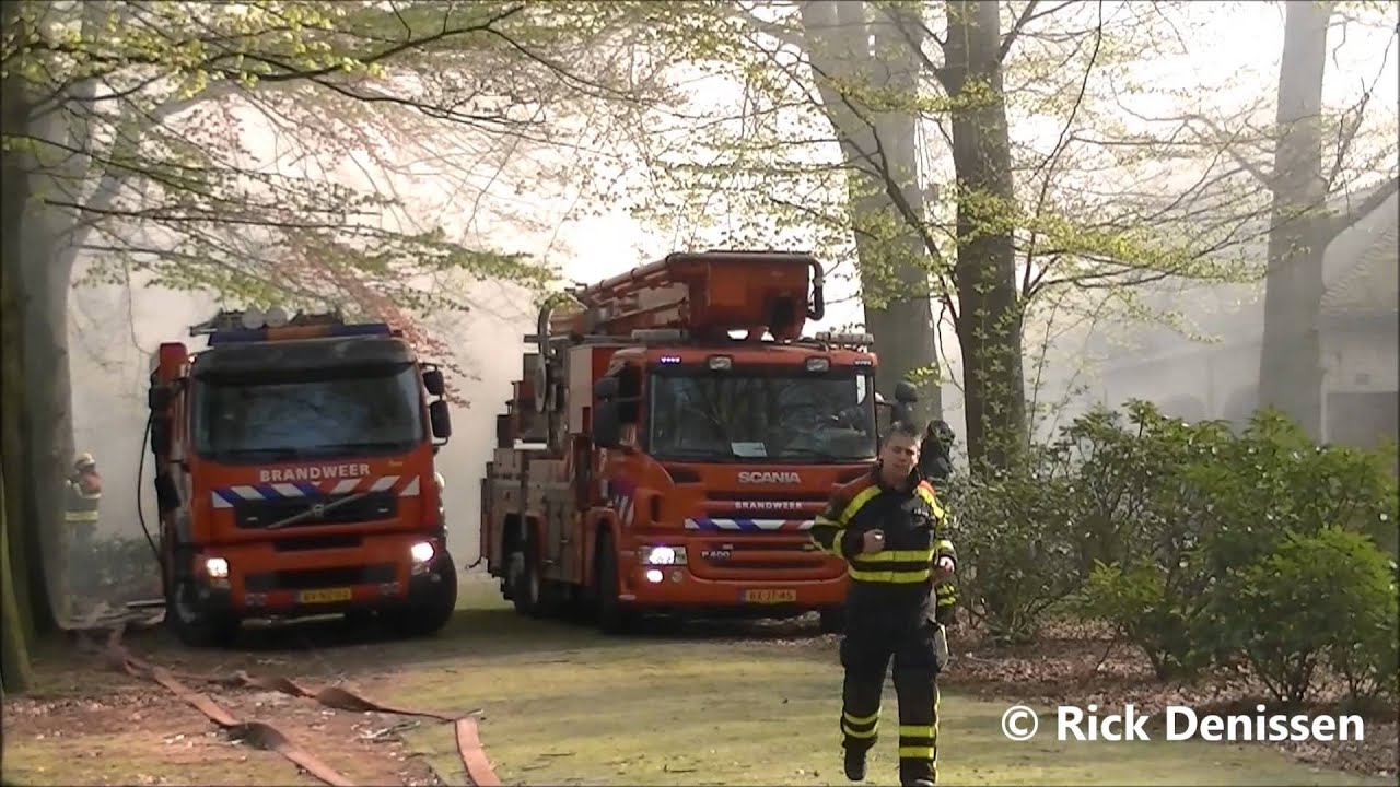 Brandweer rukt massaal uit voor zeer grote brand in villa Dennenhoef aan de Tilburgseweg Moergestel