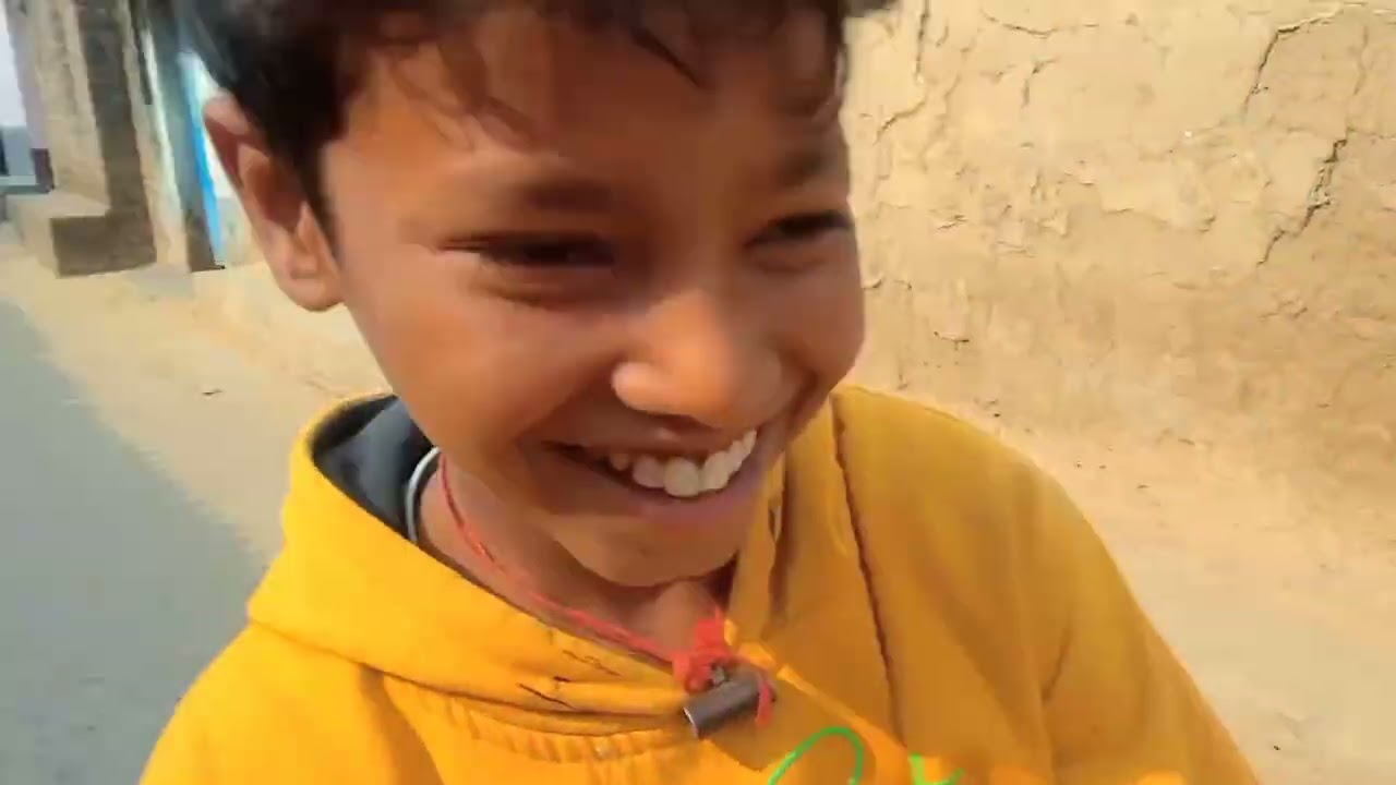Stend karhi hai chote bache 