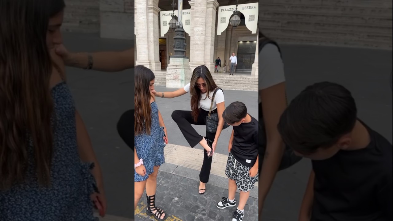GUENDALINA TAVASSI alla prima di Elio: abbiamo sbagliato outfit, stavano tutte impaillettate 😂😂😂😂