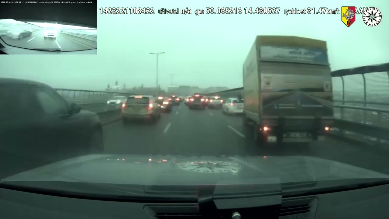 POLICISTÉ DOPROVODILI RODÍCÍ ŽENU DO PORODNICE