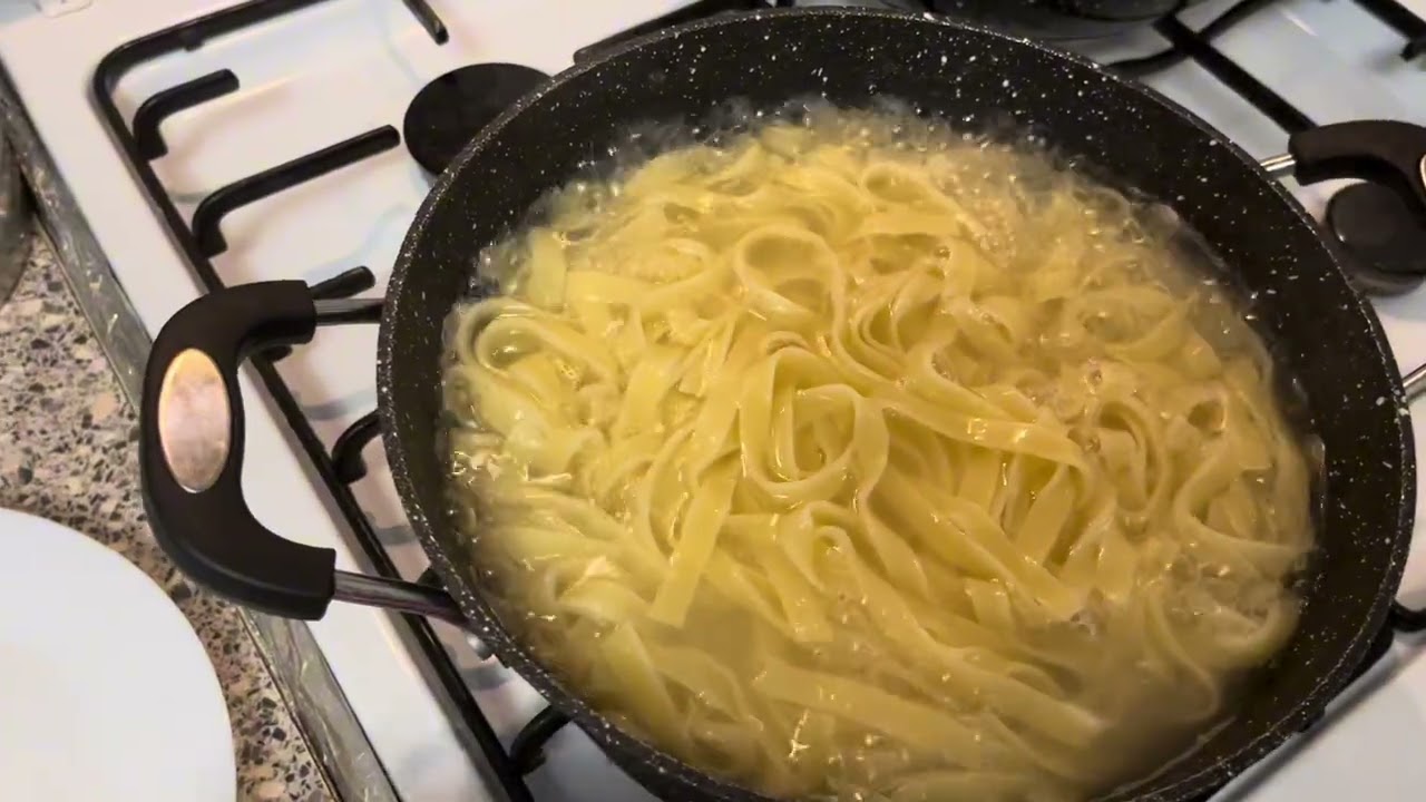 پخت پاستا همراه با قارچ و خامه 
