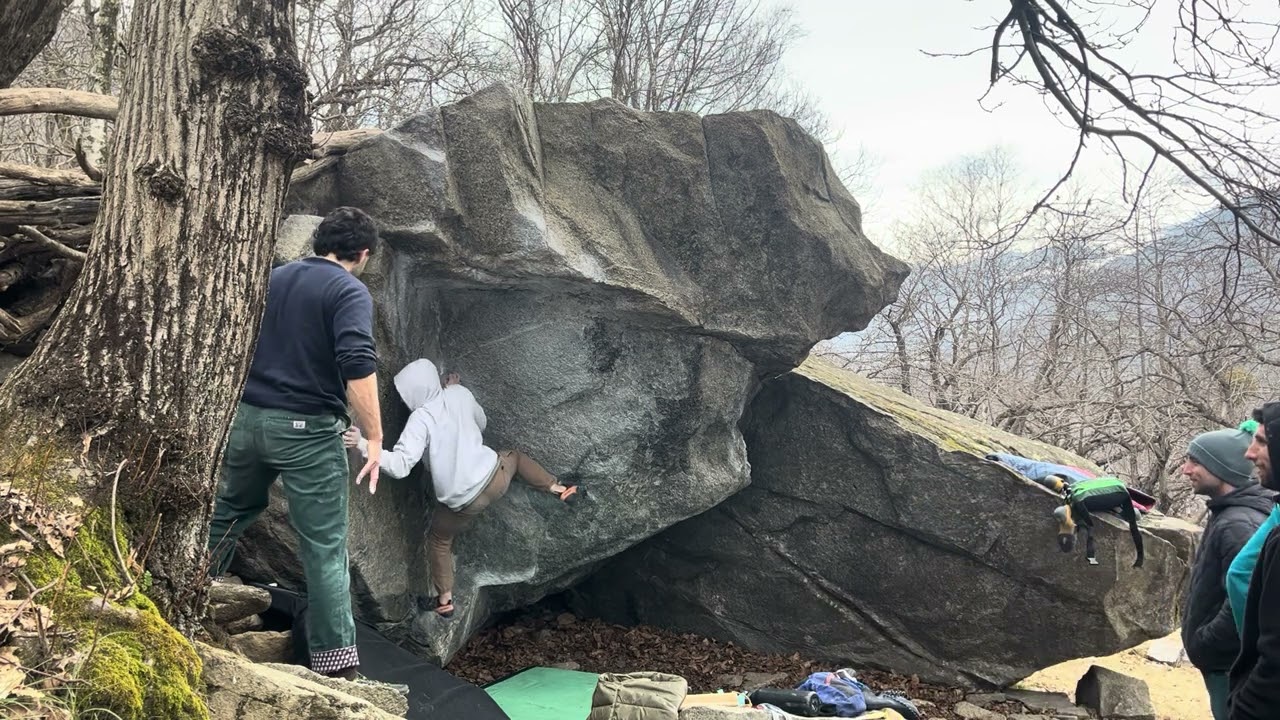 Globetrotter (7a) Chironico Bouldering