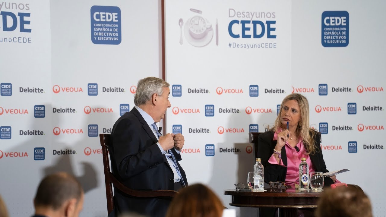 Desayuno CEDE con Carlos Ocaña