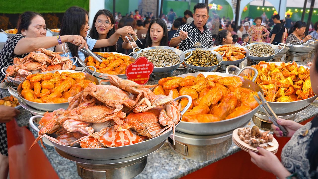 Choáng ngợp buffet 300 ngàn cua ghẹ, tôm càng sống 