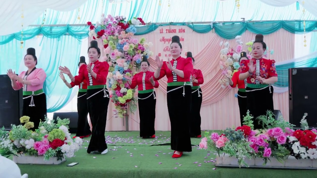 MÚA ĐIỆU XÒE MỪNG LỄ THÀNH HÔN NGUYÊN TIẾN BẢN PHIÊNG TAN PHƯỜNG CHIỀNG AN