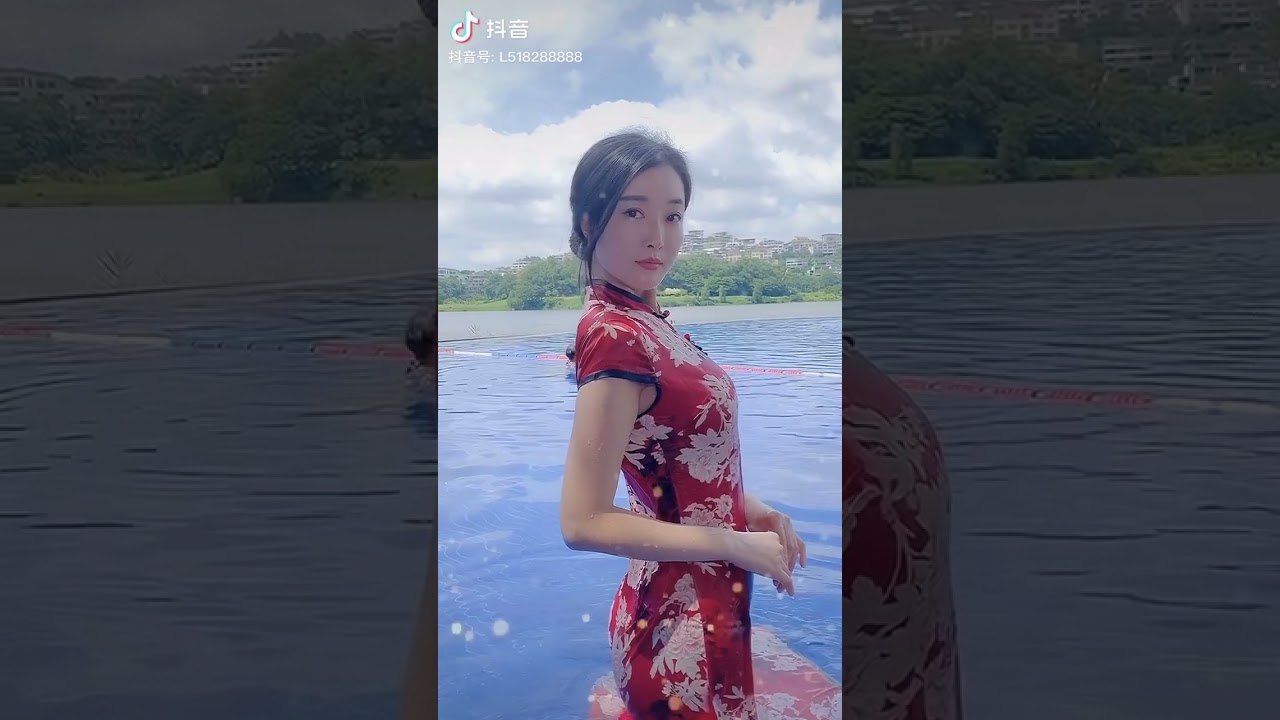 街拍#旗袍# 27 #性感#身材#气质#美女#🎶🎶 新鸳鸯蝴蝶梦（粤语何家劲）*抖音短视频