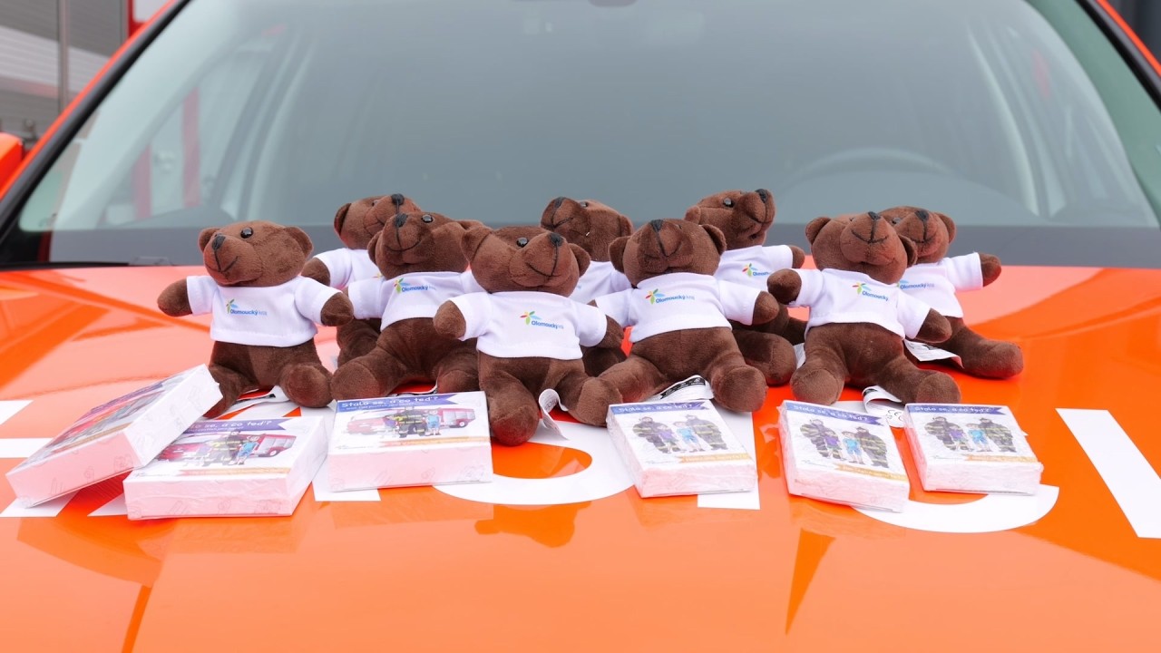 Plyšový medvídek jako první pomoc. Hasiči pomáhají dětem zvládat trauma