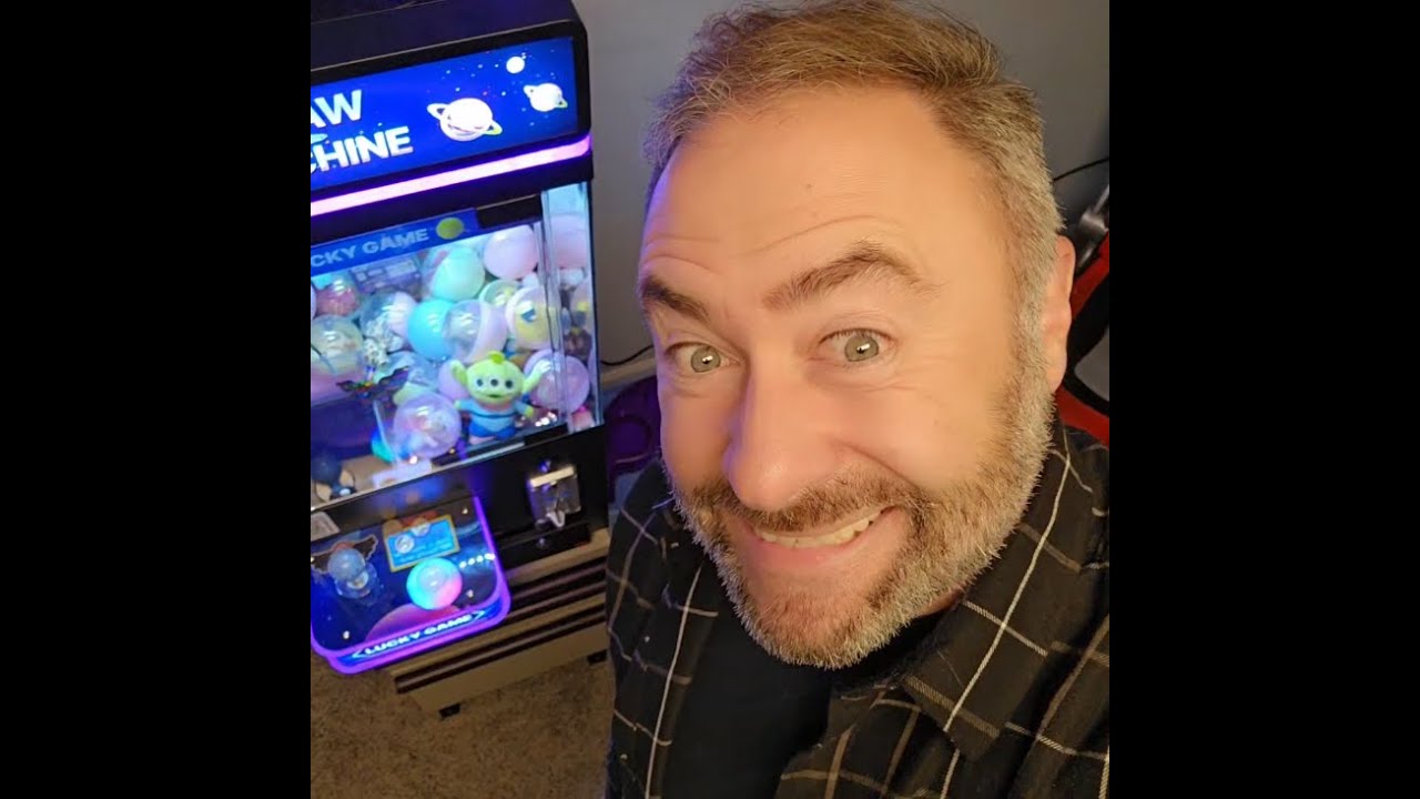 Playing the new style Vevor mini Claw Machine