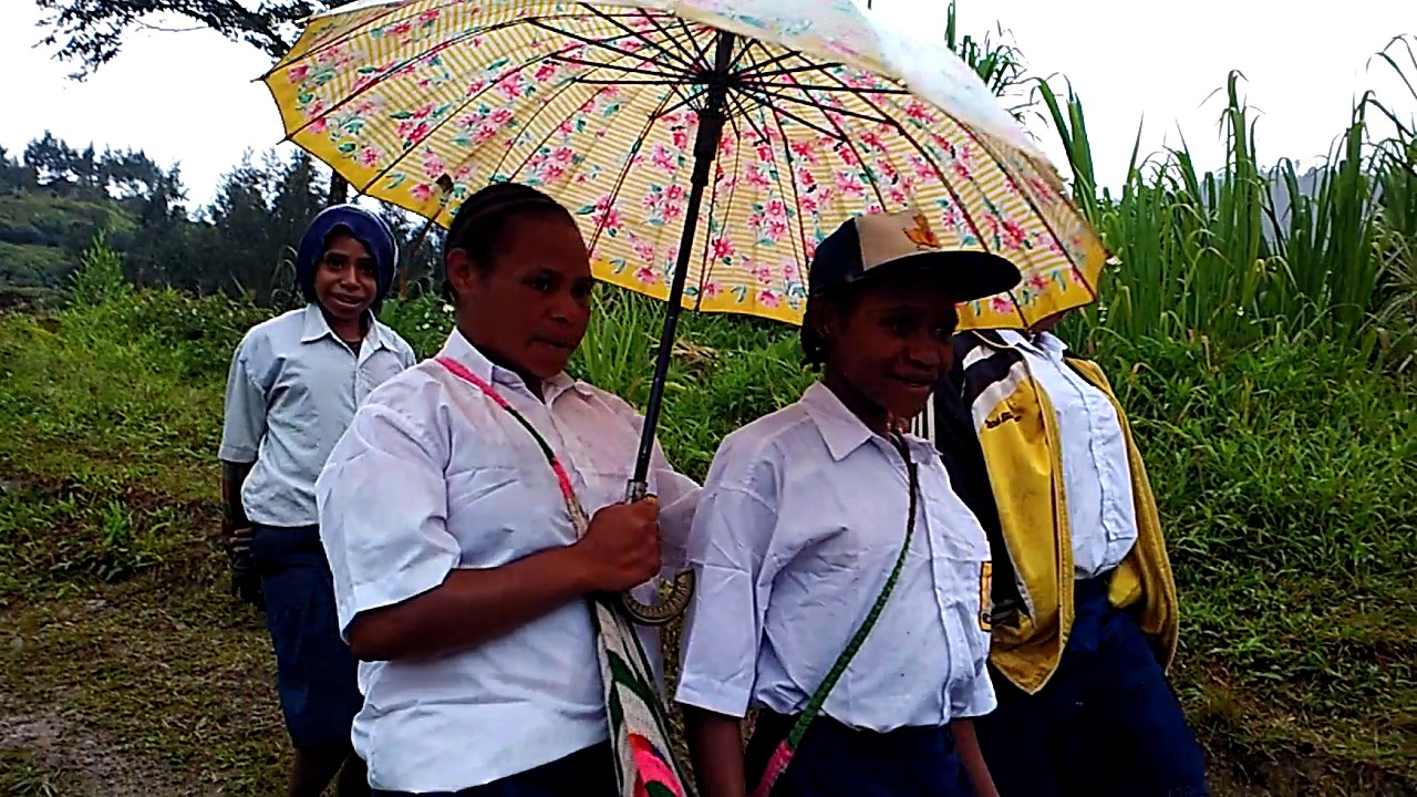 Menuju Sekolah, SM3T V Distrik Okbibab, Kabupaten Pegunungan Bintang, PAPUA