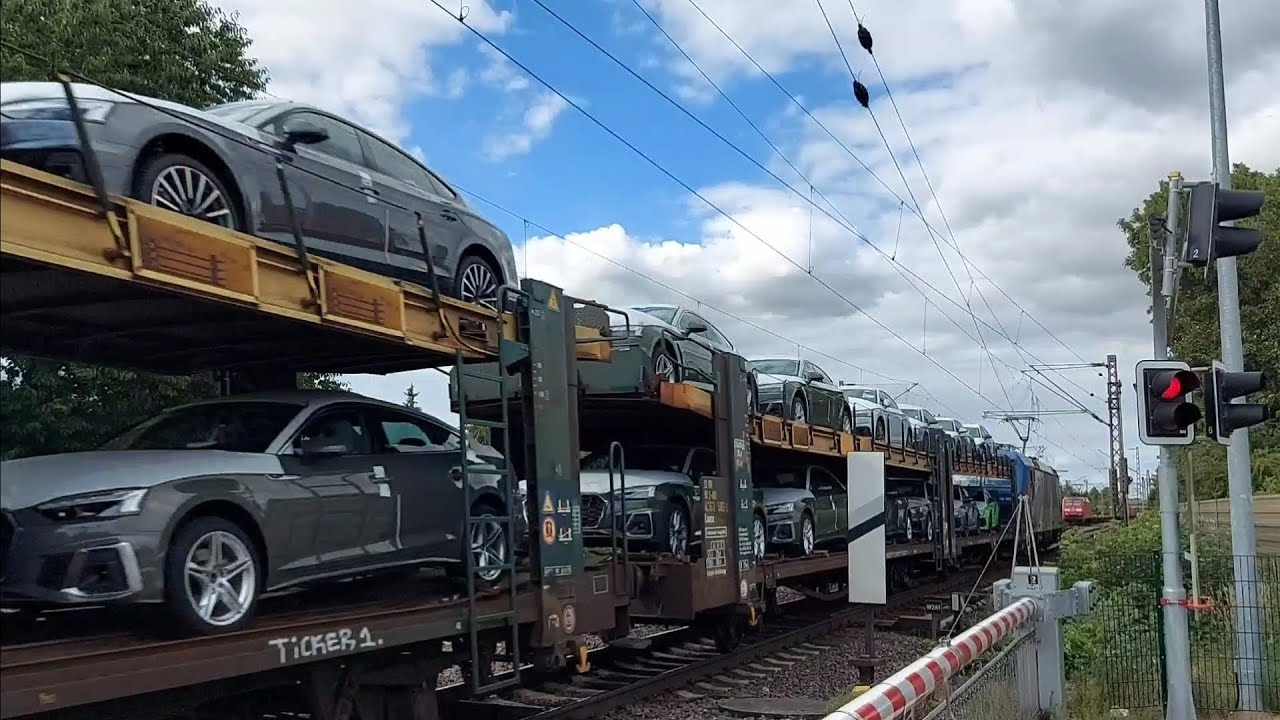 Bahnübergang/Bahnhof in Barnten am Mittwoch 27.7.2022 viele Güterzüge, Güterzug-Treffen