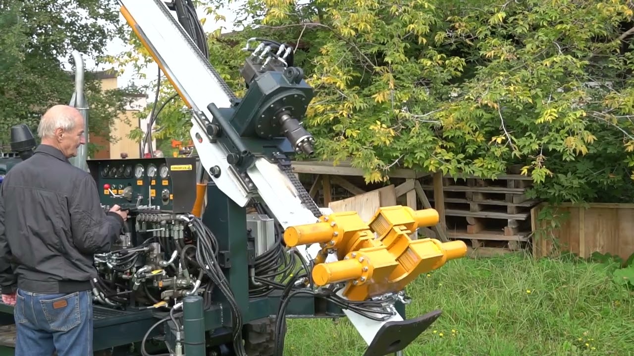 Буровая с компрессором и буровым насосом.