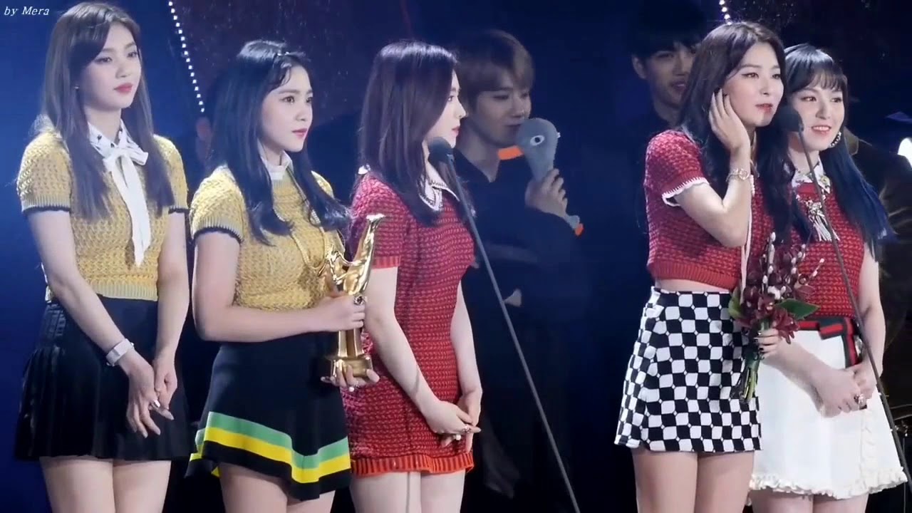 Surene moments | When Irene secretly stares at Suho Part 1