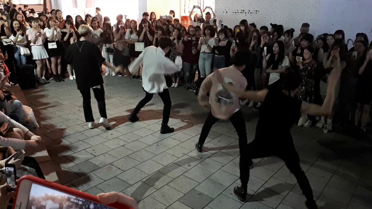 MYM. TVXQ 'MIROTIC' COVER. PRO BUSKERS ARE TRYING TO SATISFY BOTH SIDE FANS BY CHANGING FRONT SIDE.