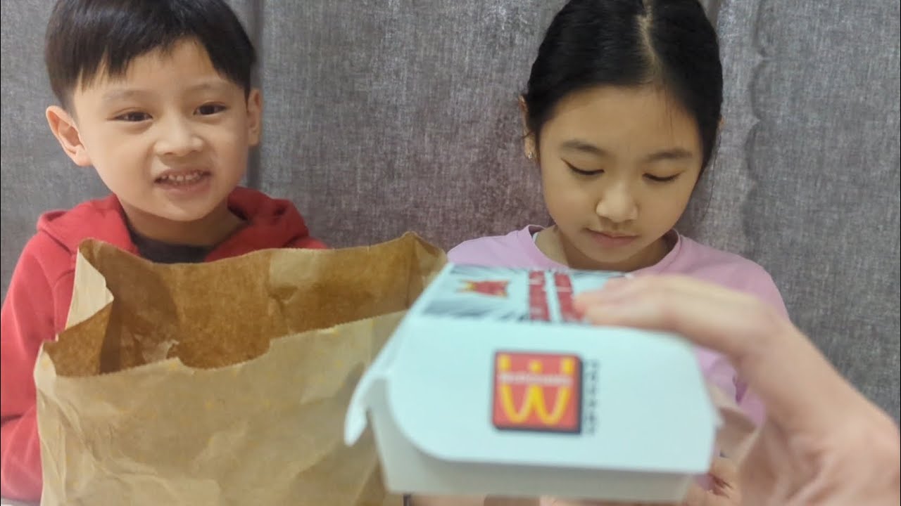 Arianna & Aston's WcDonald's Savoury Chili Sauce Taste Test!