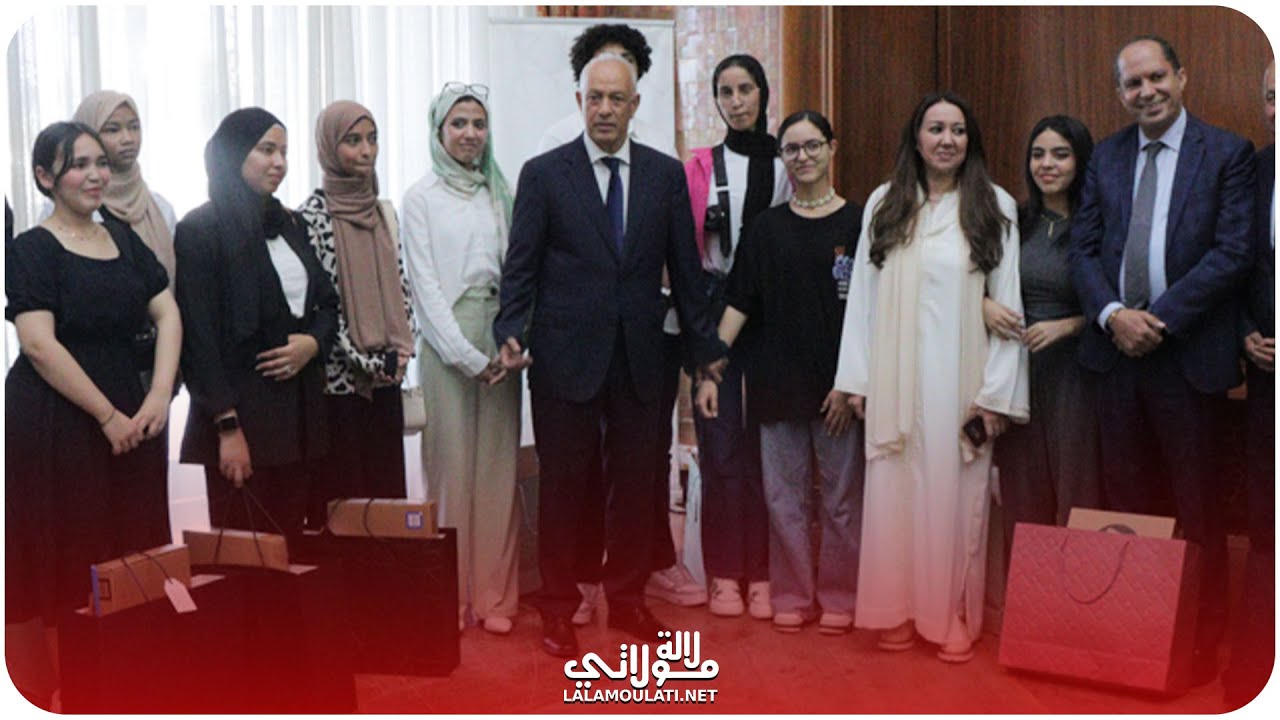 لحظة تكريم تلاميذ الباكالوريا الحاصلين على أعلى معدل بحضور نبيلة الرميلي  و والي الجهة