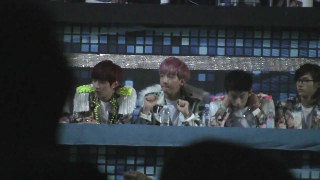 121229 SBS가요대전 B1A4 watching F(x) 's performance