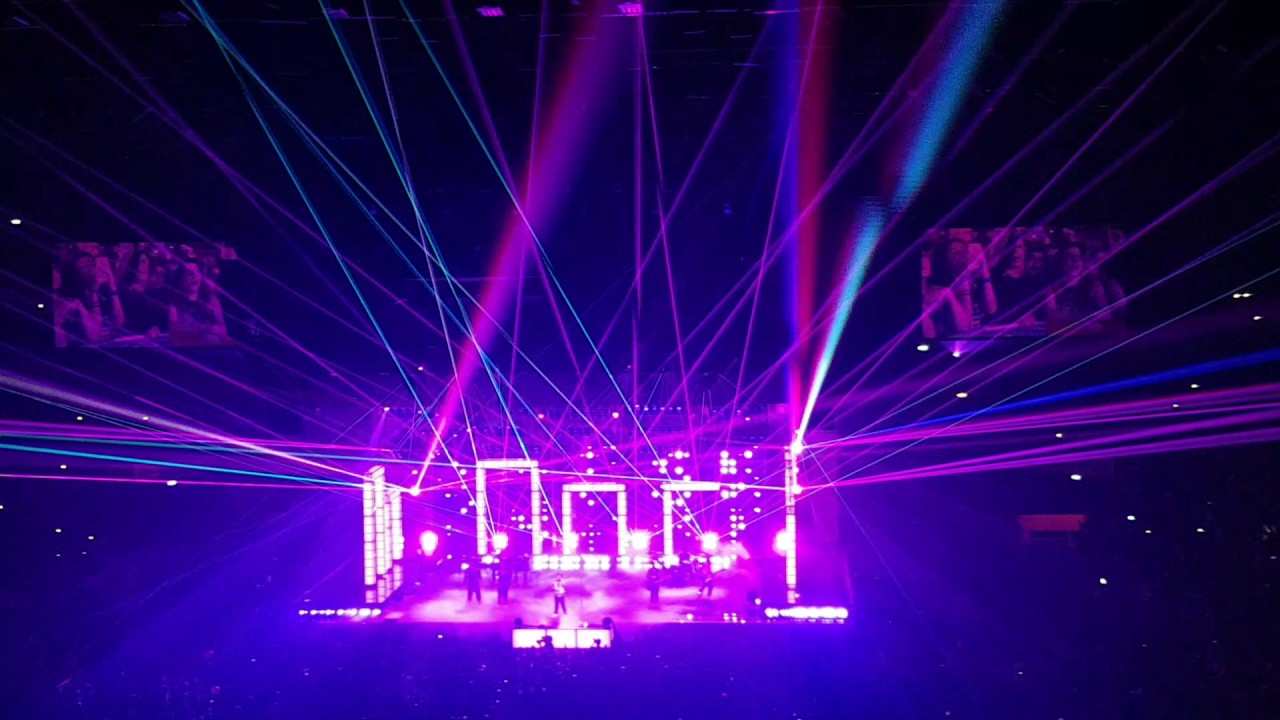 Bruno Mars - "Versace On The Floor" live Milano