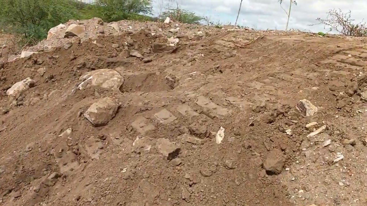 Trabalho de regularização de terreno, para futuras construção 