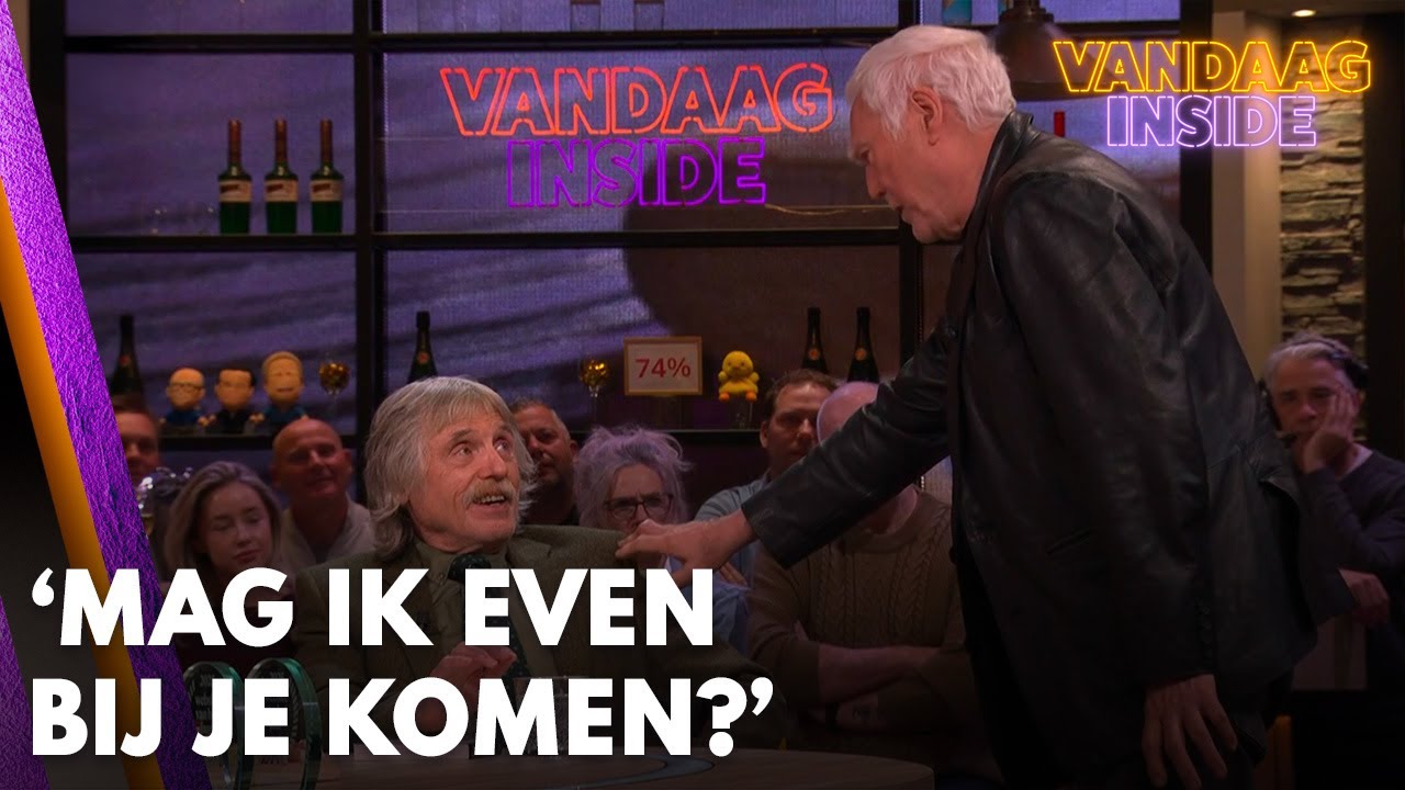 Cesar Zuiderwijk staat plotseling op en loopt naar Johan Derksen: 'Mag ik even bij je komen?'