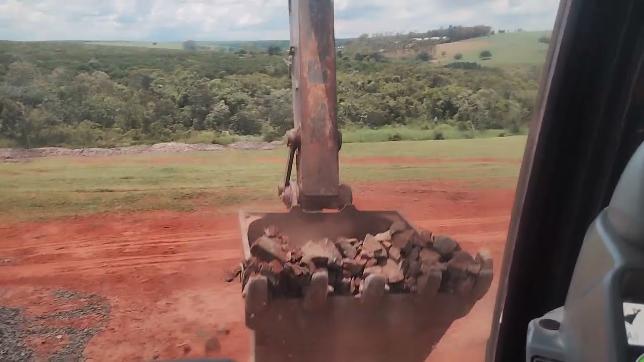Trabalhando Com Máquina e o Caminhão #escavadeirahidraulica #deslizamentos #demolição #limpeza 